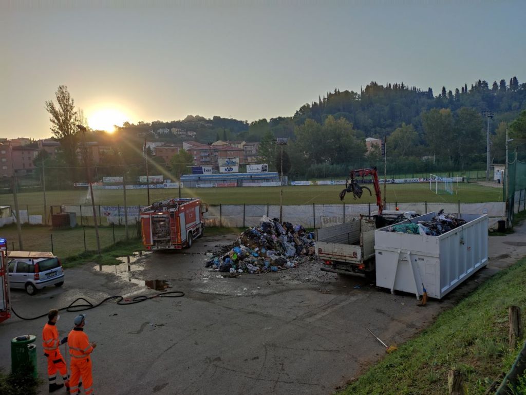 Paura all'alba, rifiuti in fiamme