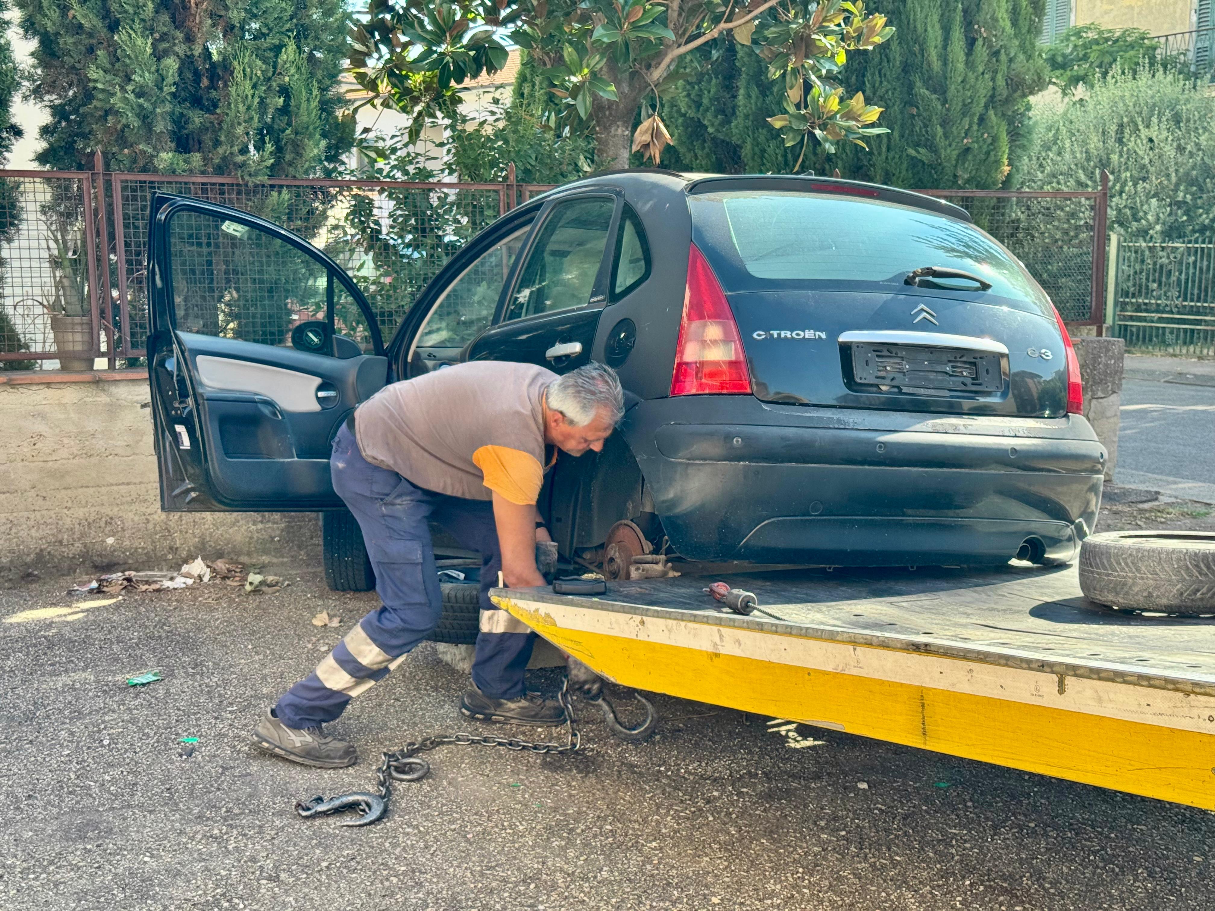 Empoli, rimosso veicolo abbandonato in zona Santa Maria