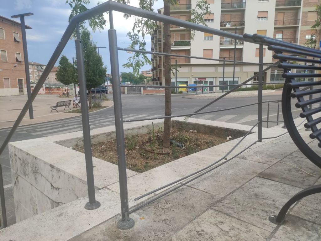 Ringhiera divelta in piazza della stazione a Poggibonsi