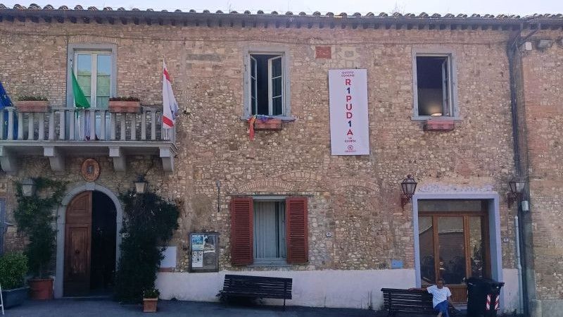 Barberino Tavarnelle dice no alla guerra: striscioni e adesione alla campagna "R1PUD1A" di Emergency