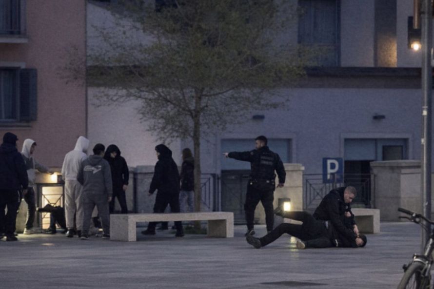 Poggibonsi, far west in centro: maxirissa in piazza Berlinguer tra giovanissimi