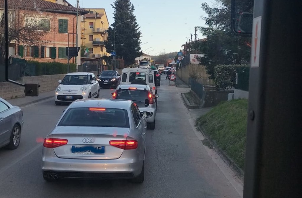 Asfalto alla rotonda di Romituzzo, traffico in tilt