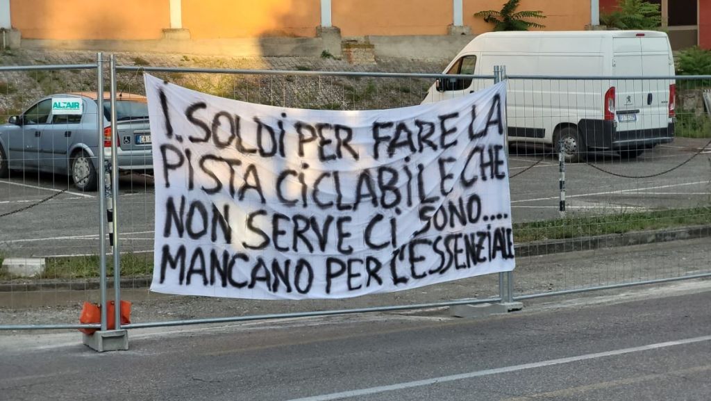 Polemica per la ciclabile: a Romituzzo spunta uno striscione