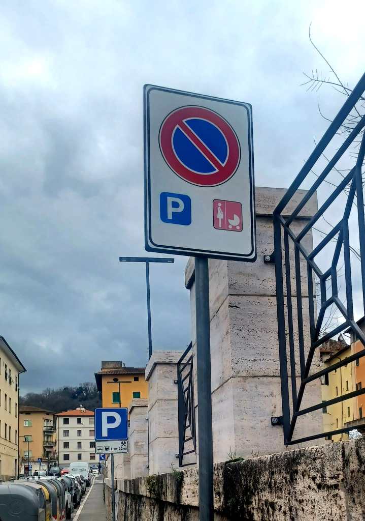 Poggibonsi, 36 parcheggi ‘rosa’ per donne in dolce attesa