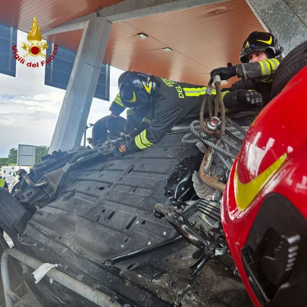 Tre morti in un terribile incidente a Rosignano. Casello della A12 danneggiato 📷