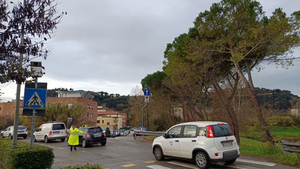 Per fuga di gas: chiusa la rotonda di via San Gimignano. Disagi per traffico