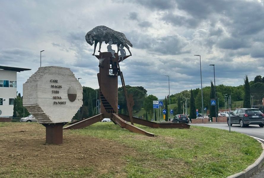 Siena apre il cuore ai visitatori: installata a Fontebecci l&rsquo;opera di Alberto Inglesi