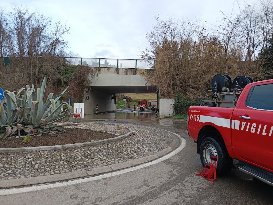 Esplode un tubo dell'acqua a Salceto, allagato il sottopasso della superstrada. Uscita Poggibonsi Sud chiusa