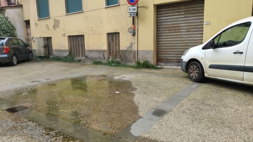 Da 15 giorni l'acqua finisce nelle fogne per la rottura di un tubo