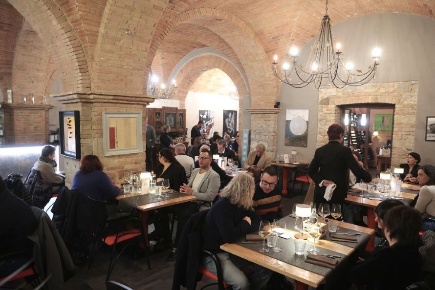 Girogustando a San Gimignano: il Tiffany di Monsummano porta cocktail e alta enoteca al Fuoriluogo