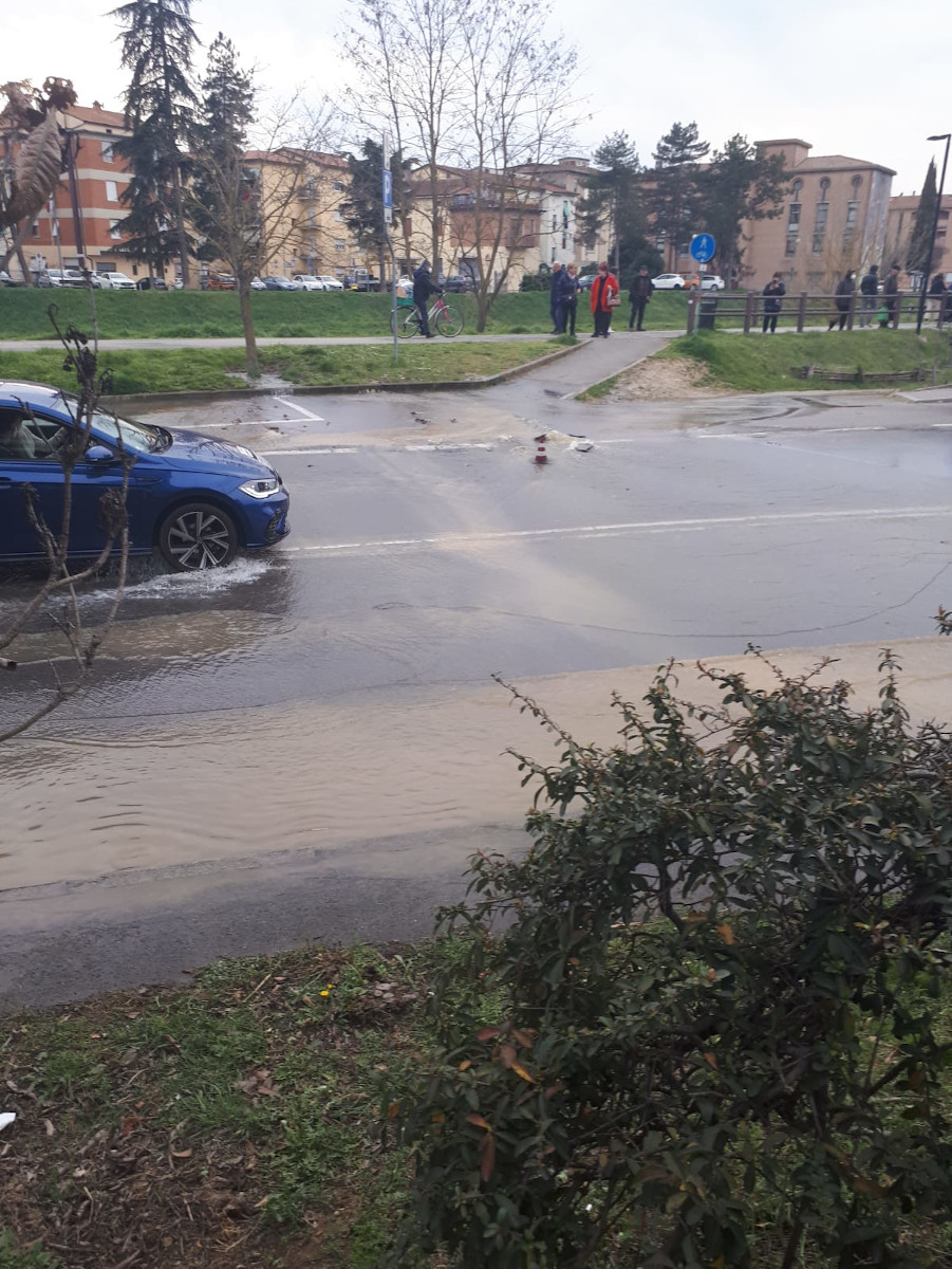 Si rompe di nuovo un tubo a Salceto, disagi per la mancanza d'acqua  -  video -