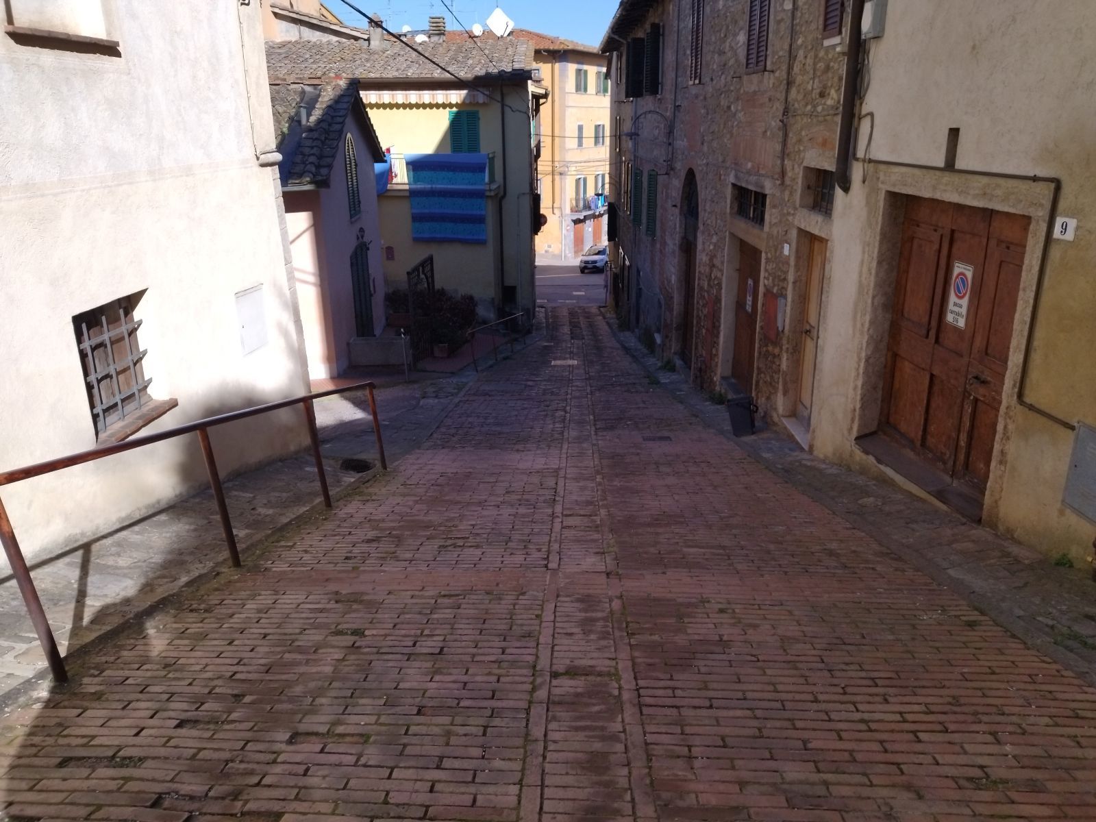 Via San Lucchese ritrova il suo splendore: al via il rifacimento della storica salita a mattoni