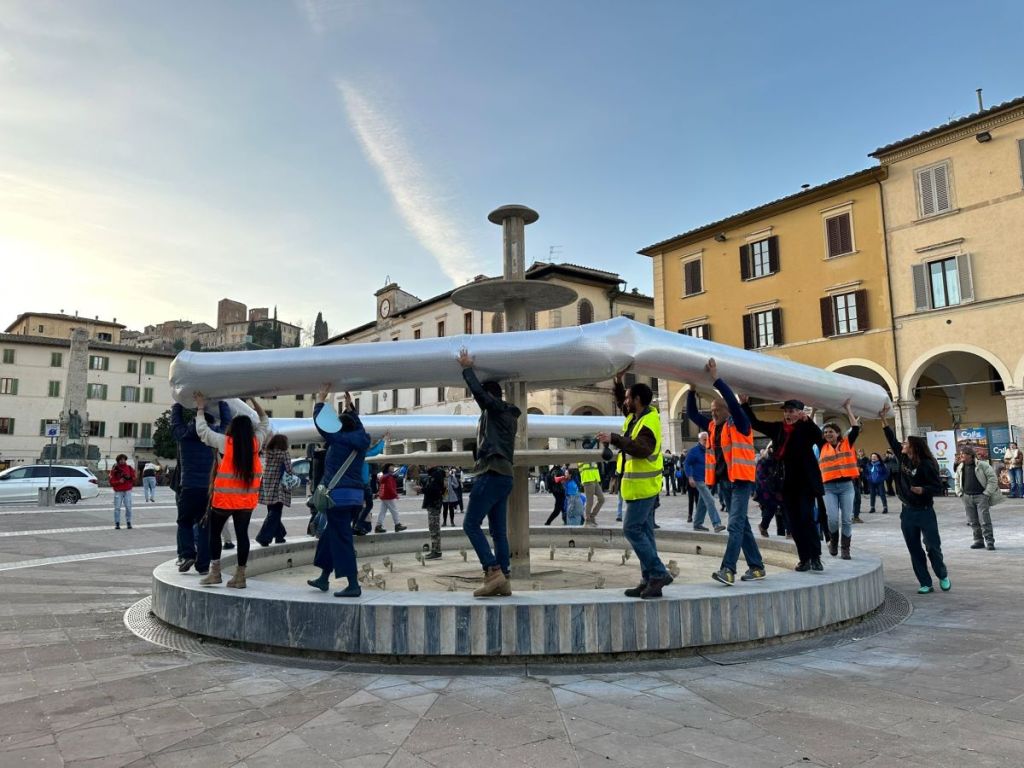 Flashmob in piazza Arnolfo per salvare l'Elsa dal tubone