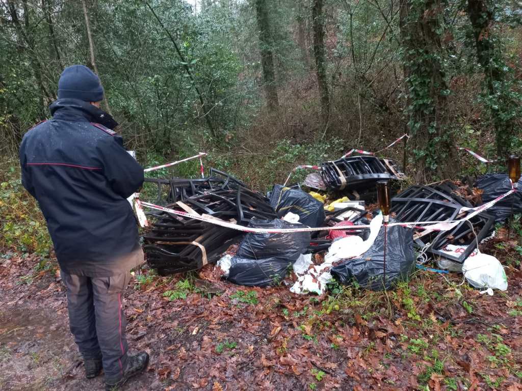 Scoperta discarica abusiva nel bosco a San Casciano. Denunciato l'autore