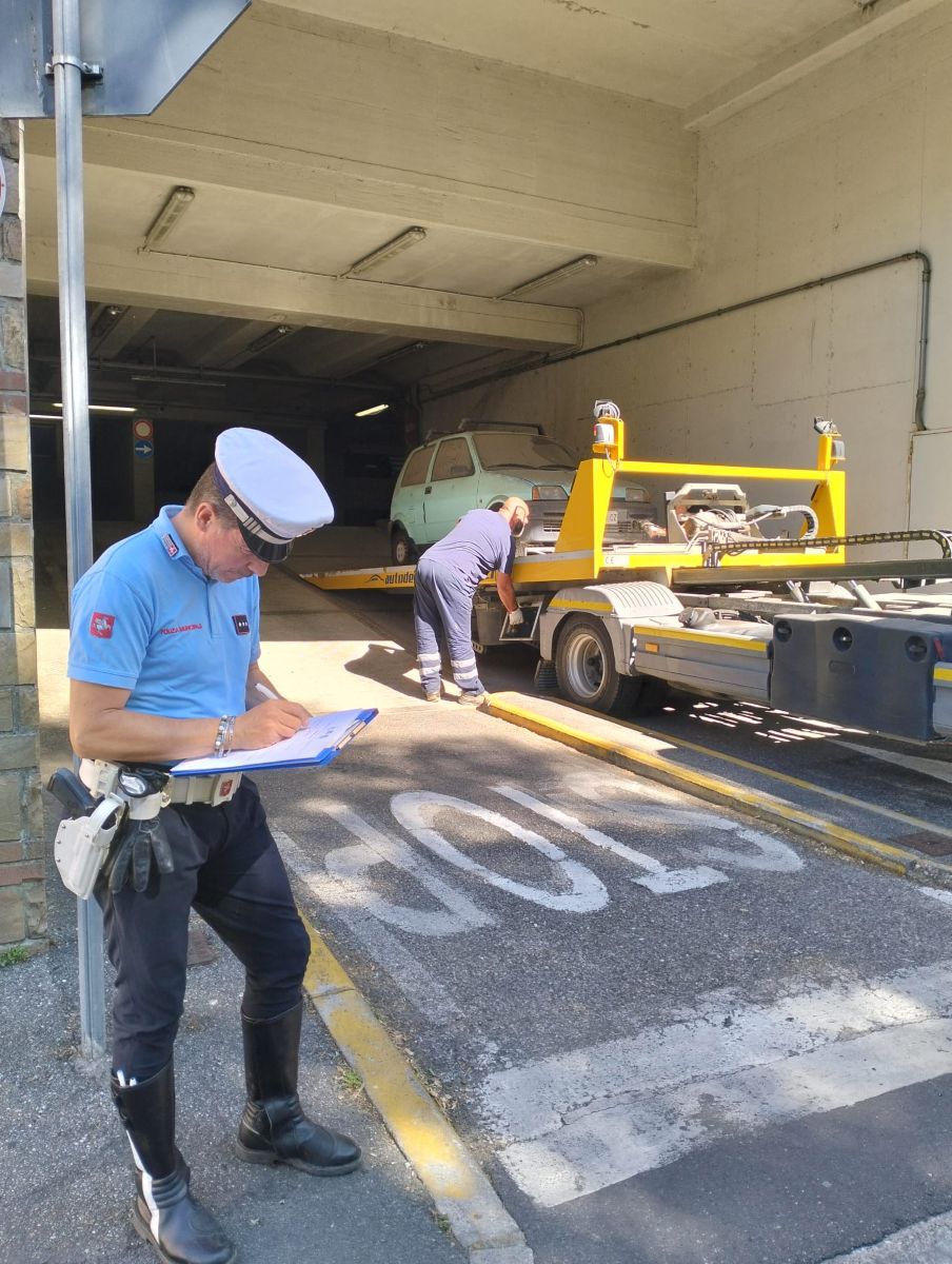 Lotta ai veicoli abbandonati, San Casciano ne rimuove altri 5