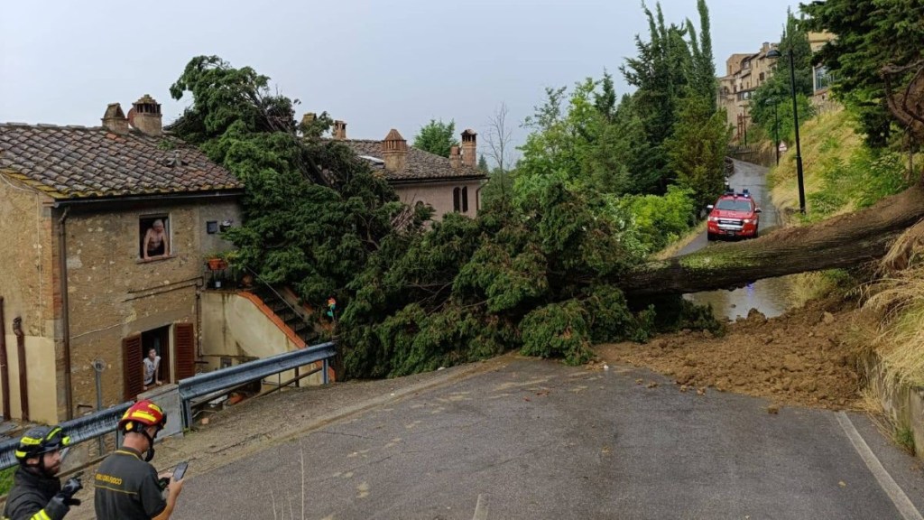 Grandine e alberi caduti per il maltempo a San Gimignano