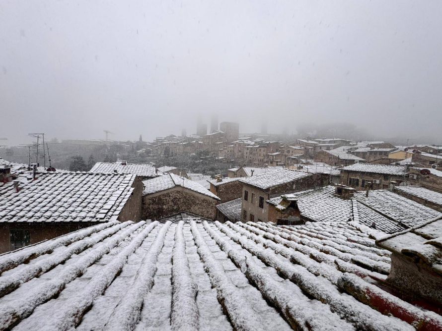 &Egrave; arrivata la neve: magia dei paesaggi imbiancati e qualche disagio sulla Siena Firenze (FOTO)