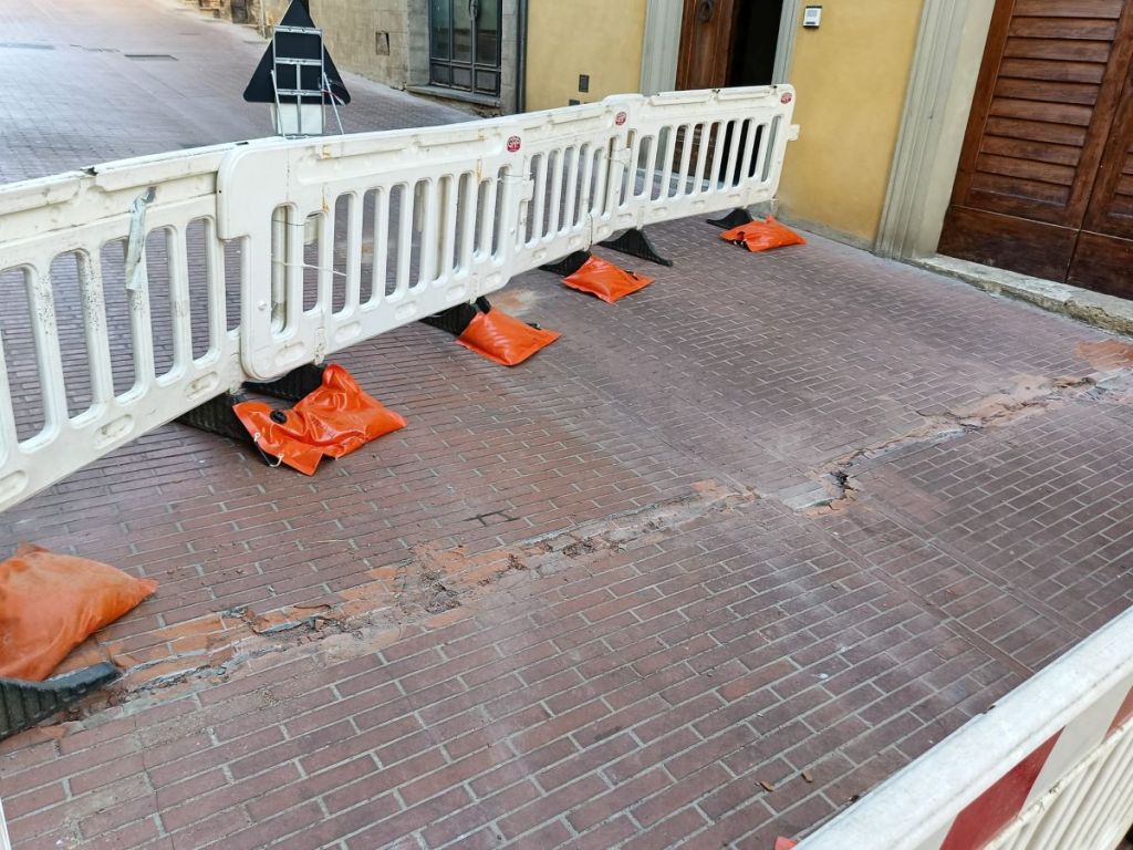 Salta la pavimentazione, chiusa via Berignano