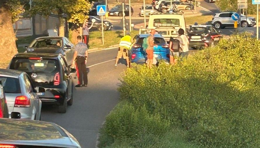 Auto in panne lungo la Cassia, traffico in tilt a Siena