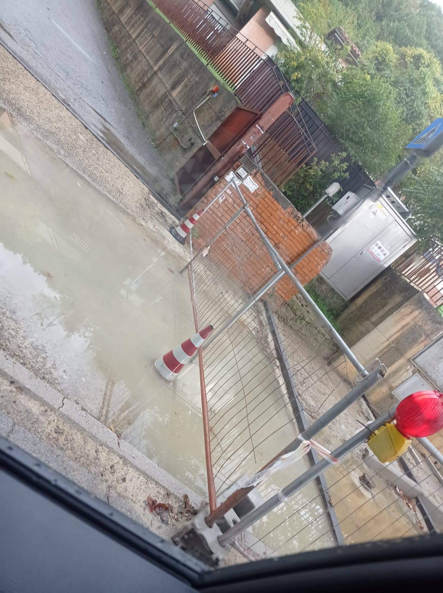 Via Sangallo allagata davanti alla scuola dell'infanzia