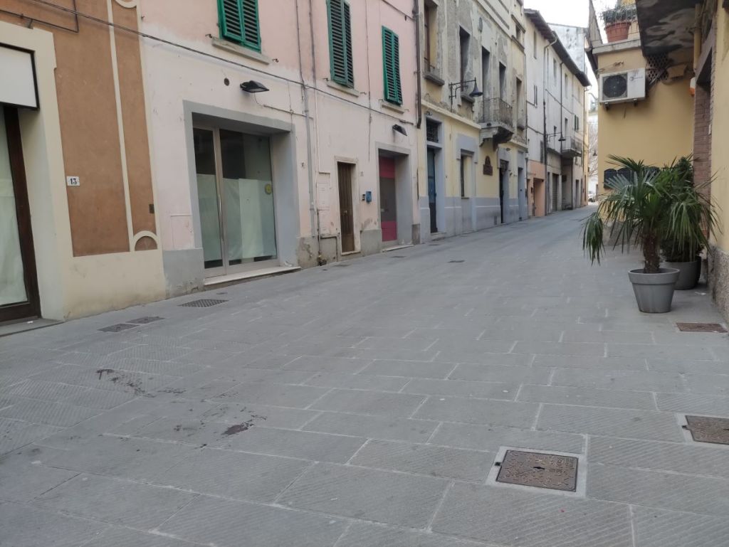 Rissa in centro a Poggibonsi, spunta un coltello