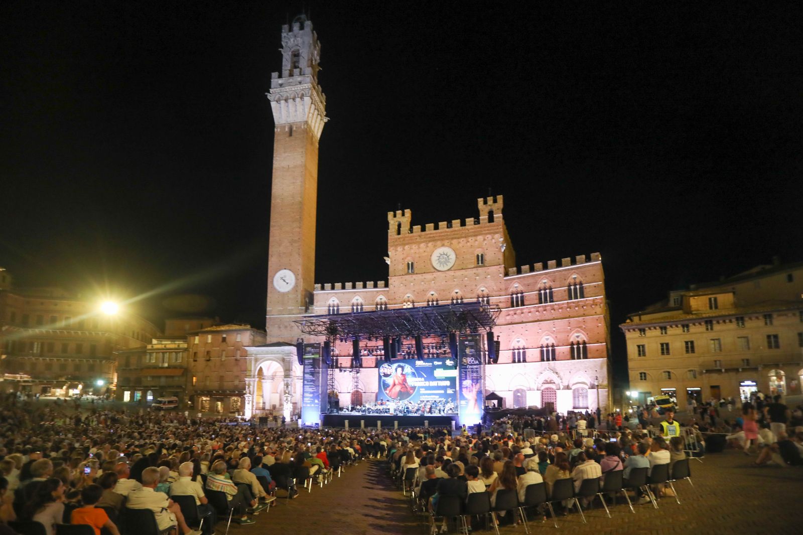 “Sboccia l’Estate”, cinquemila persone in Piazza del Campo