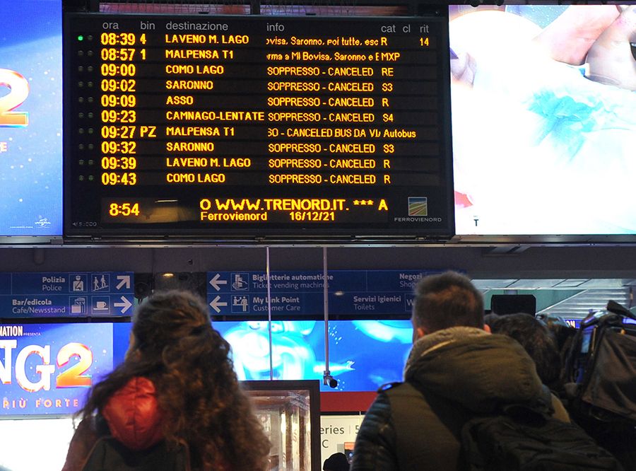 Sciopero generale contro la manovra, venerdì 28 novembre giornata nera per trasporti e scuola (e non solo)