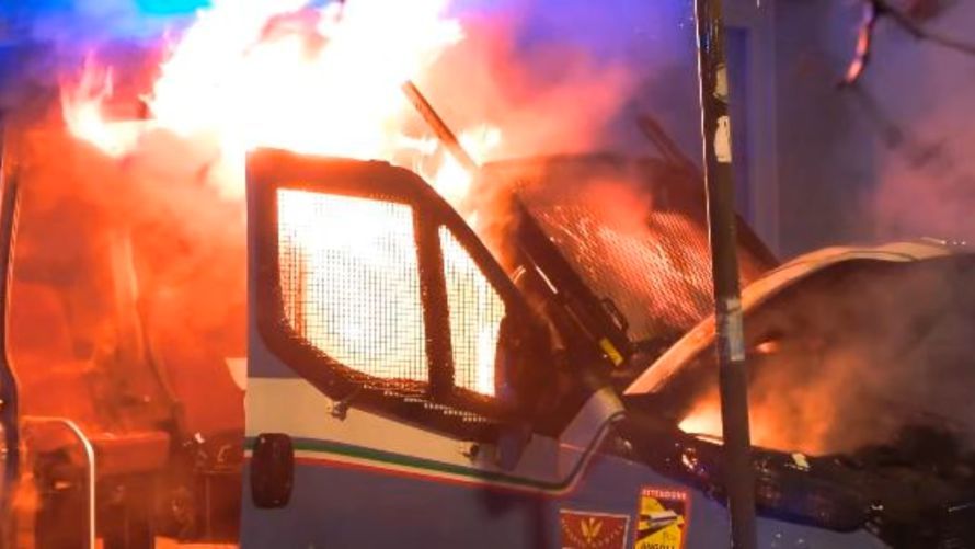 Torino, guerriglia urbana per Askatasuna: scontri, feriti e il fantasma di Genova