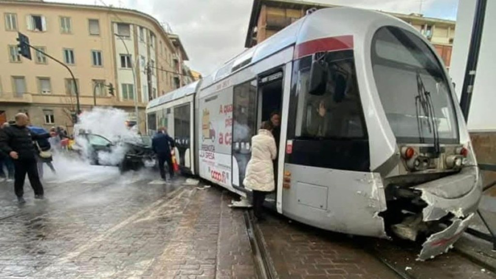 Nel caos traffico di ieri alla Fortezza, poliziotti soccorrono mamma incinta