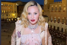 A Siena è Madonna-Mania, la pop star festeggia il suo 67° compleanno: prima il Palio, poi il party esclusivo