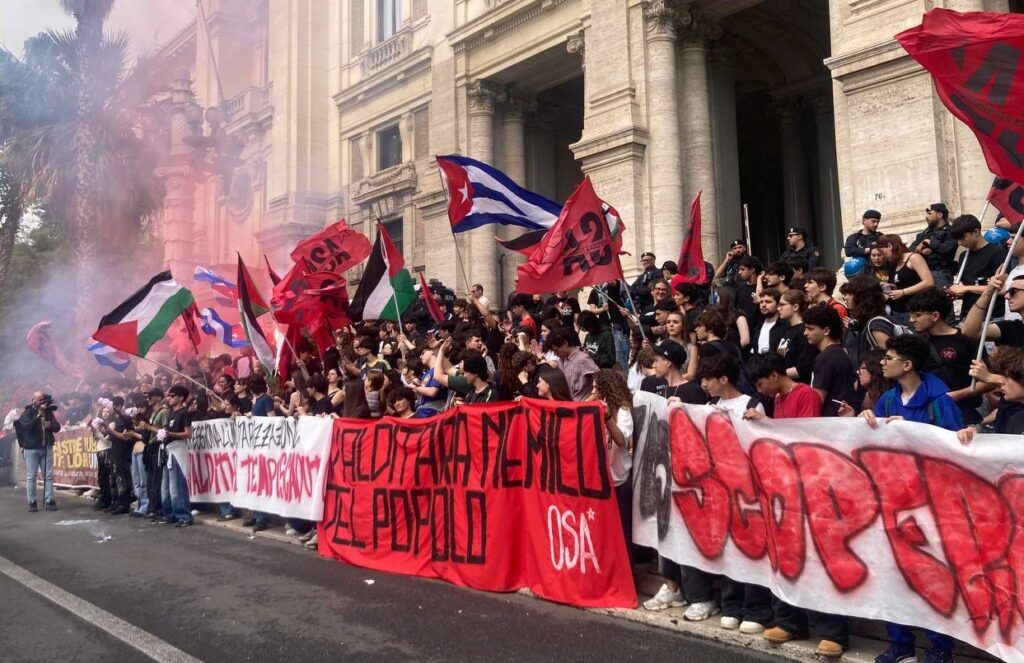  Scuola in protesta contro la riforma Valditara e la guerra: cortei e presidi in 50 citt&agrave;