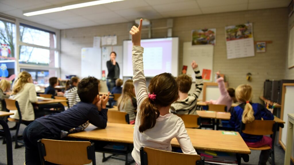 Scuola, cambiano le date per le iscrizioni 2025/26: tutto quello che c’è da sapere