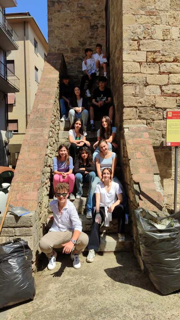 Ci pensano gli studenti a pulire il centro dalle erbacce