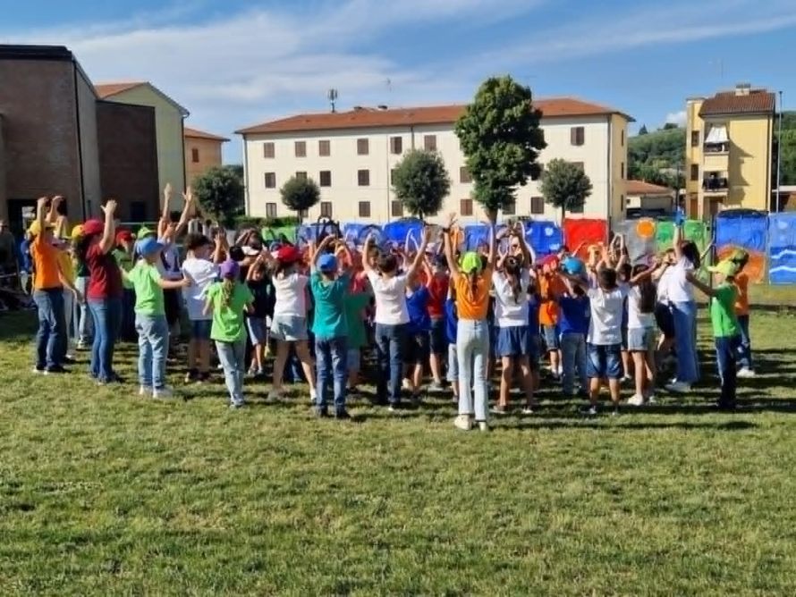 Musica, pace e integrazione: il gran finale d'anno della primaria di Staggia Senese