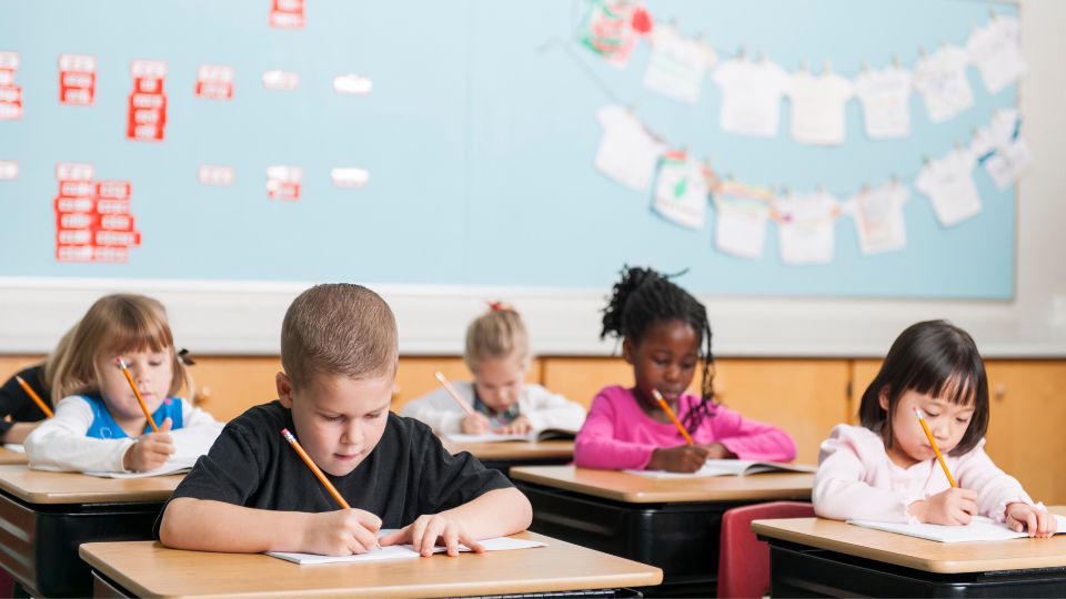 Il ministro Valditara firma il decreto per gli studenti stranieri: “Promessa mantenuta”