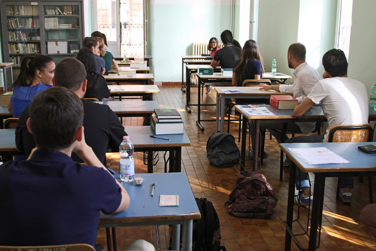 Viaggi d’istruzione troppo cari, uno studente su due non parte. Valditara: “Cinquanta milioni per aiutare le scuole”