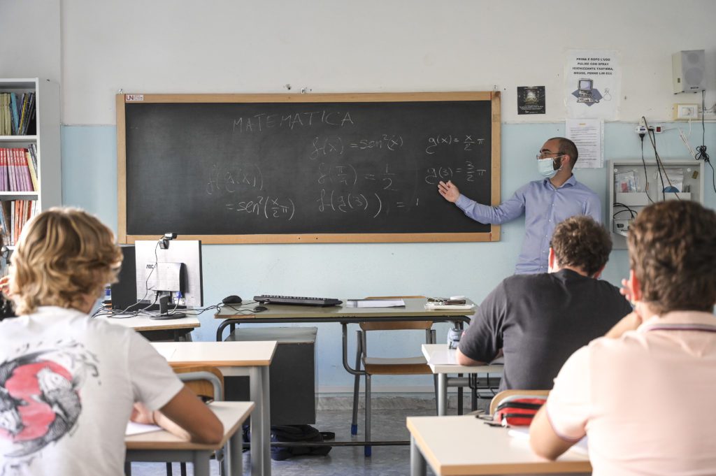 Scuola: Valditara firma le linee guida