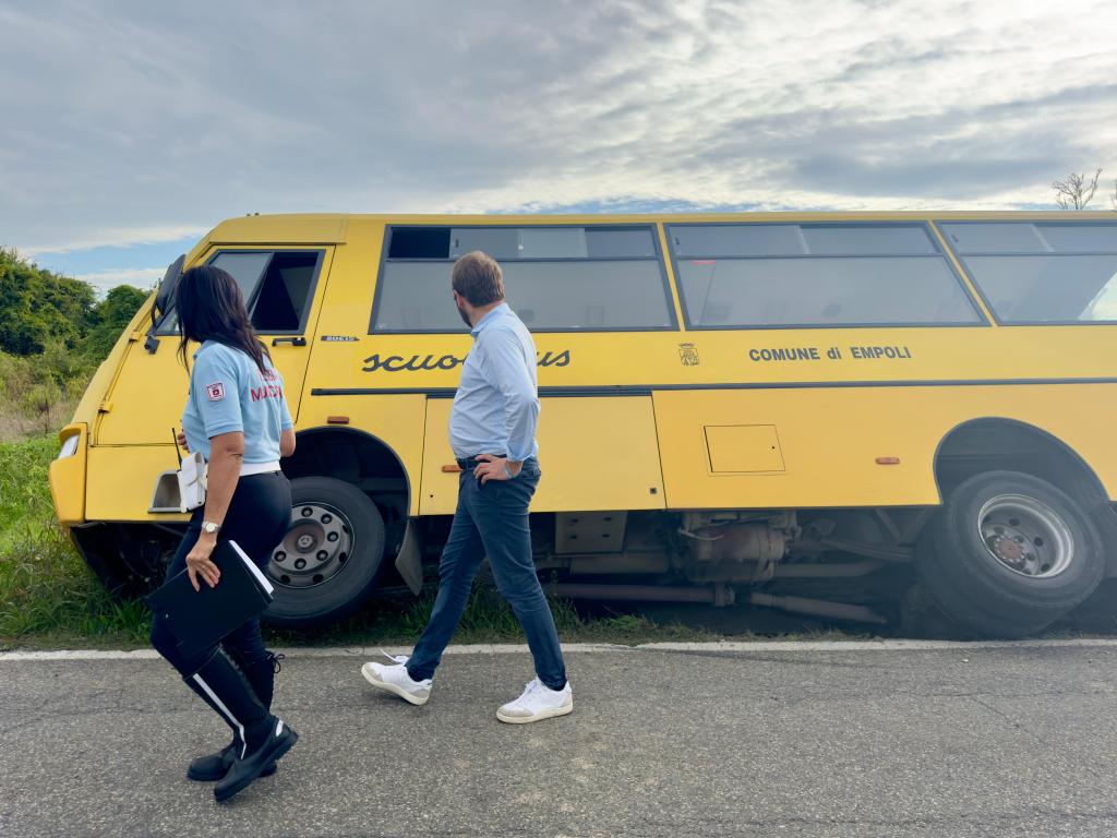 Empoli, scuolabus finisce nel fossato, ferito  l'accompagnatore. Attimi di spavento