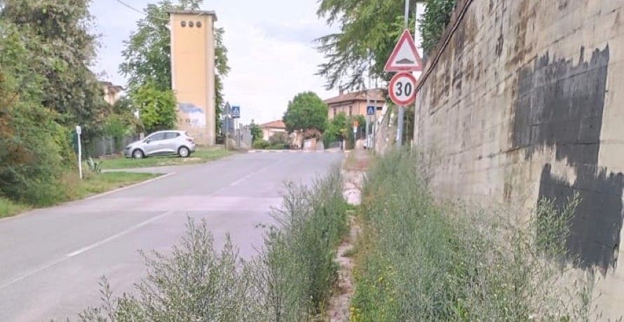 A Selvamaggio i marciapiedi sono diventati orti: la protesta dei cittadini