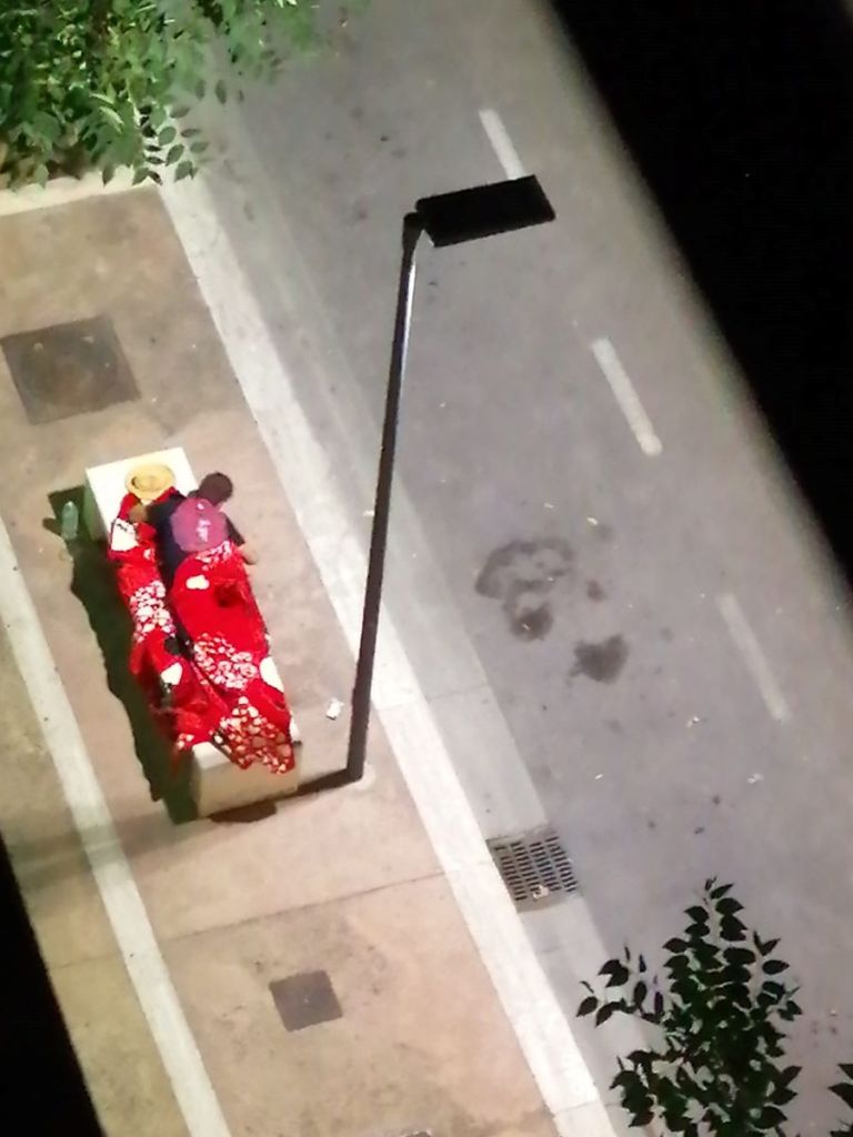 Come letto una panchina in viale Marconi