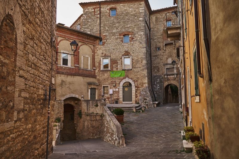 Oltre 3.000 visitatori per “Incanto e fatica nelle Crete senesi”. La mostra resterà aperta fino al 6 gennaio 2026