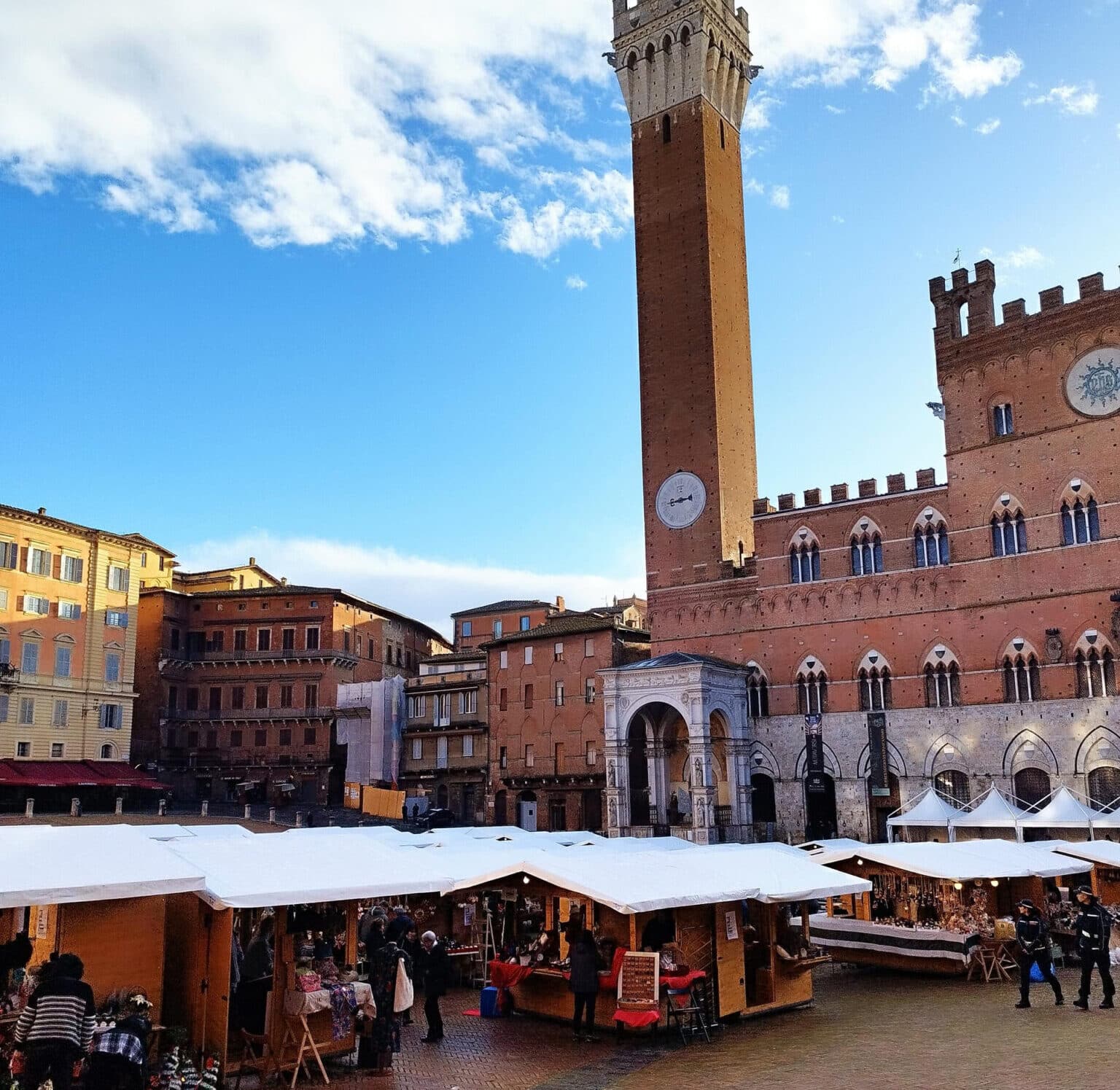 Siena, un tuffo nel Medioevo con il mercato nel Campo