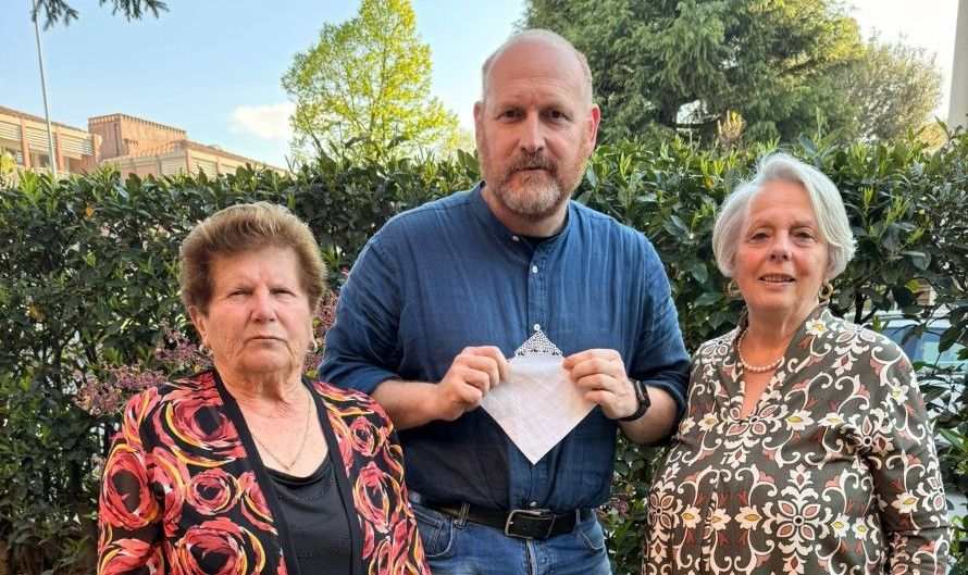 Punto Tavarnelle, l&rsquo;arte centenaria diventa una pochette da giacca per Mattarella