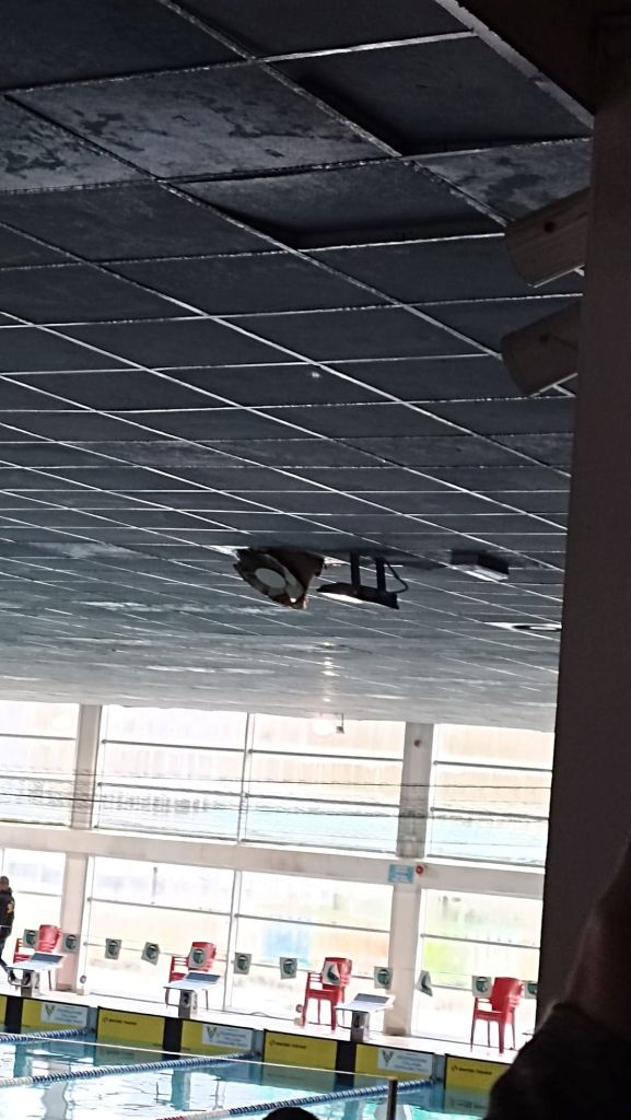 Ventola pericolante, gare sospese in piscina a Poggibonsi