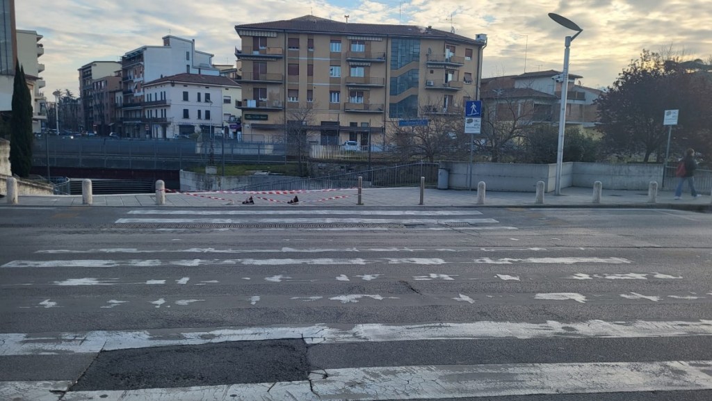 Nuovo incidente ai colonnini del sottopasso di largo Gramsci