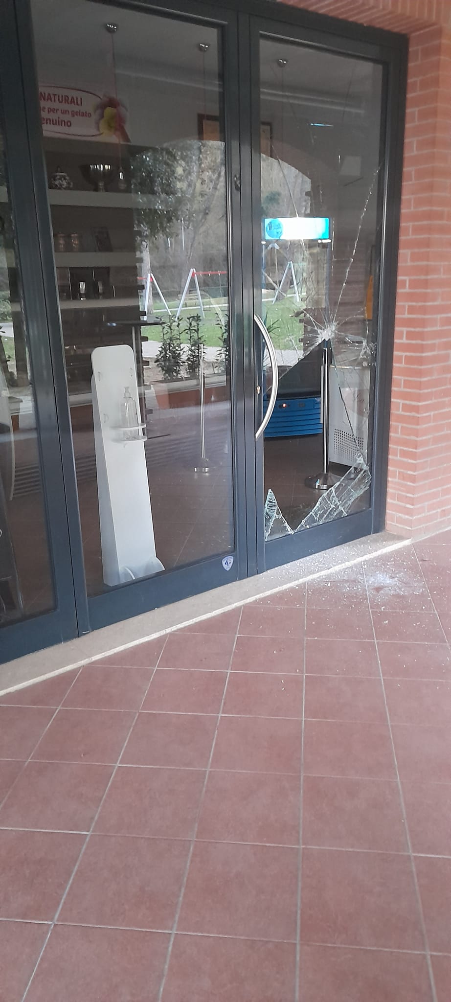 Spaccata al bar del Vallone, ladri in azione nella notte