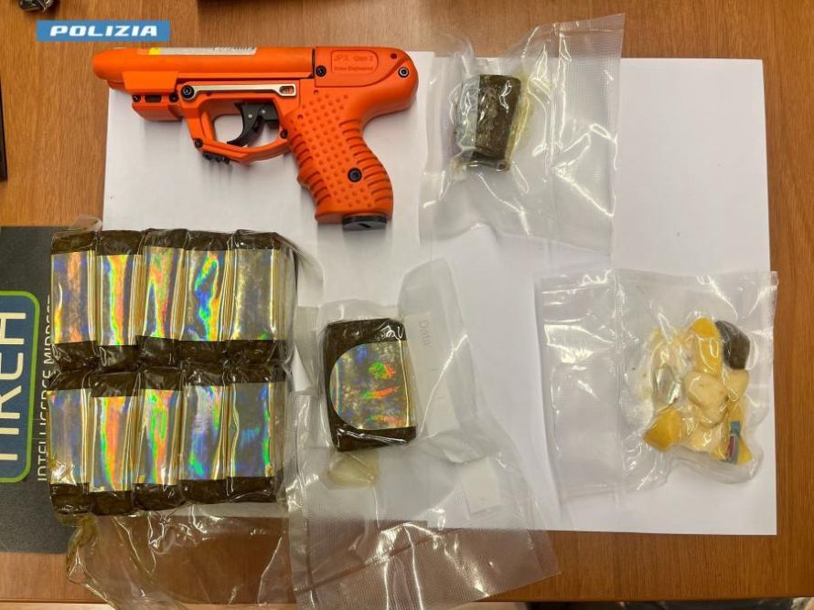 Blitz della polizia a Siena: sequestrati oltre 1,5 kg di droga e una pistola al peperoncino, un arresto
