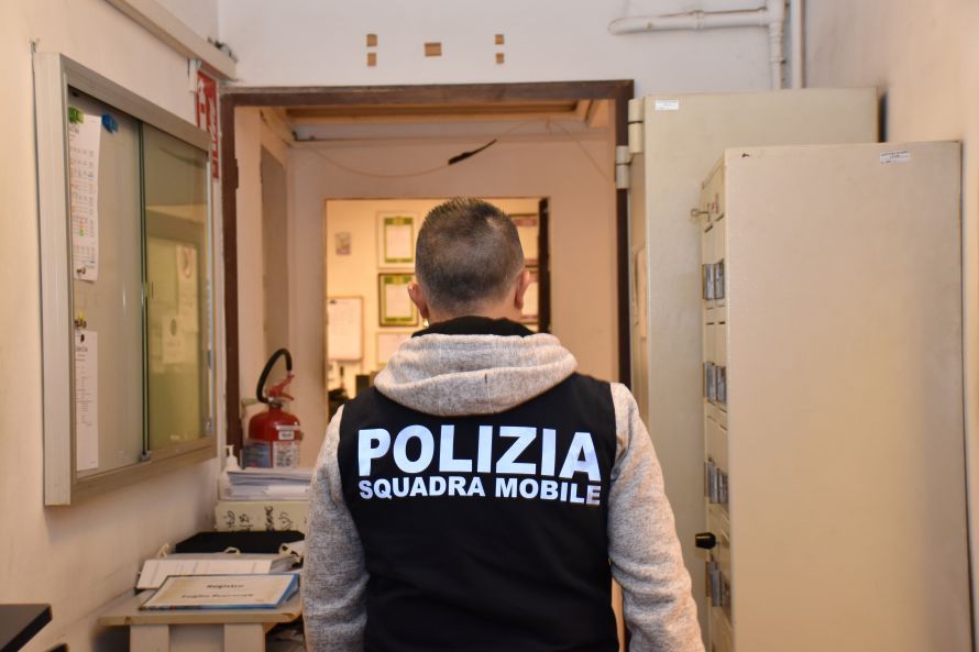 Falsi permessi di soggiorno in Questura: scoperto sistema illecito a Siena, 8 indagati