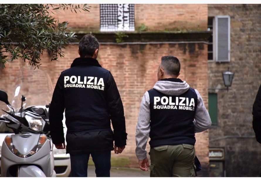 Blitz della Mobile a Siena: ventenne arrestato in centro con 50 grammi di ketamina nello scooter rubato