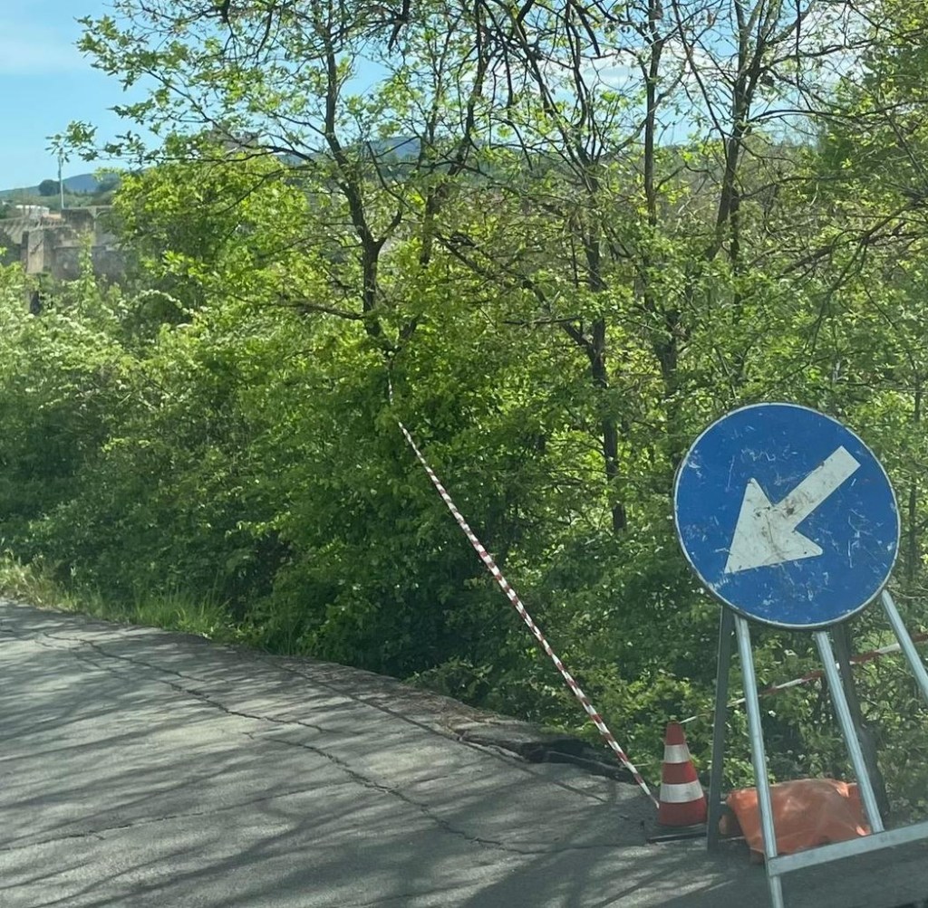 Frana la strada tra Staggia Senese e Lecchi